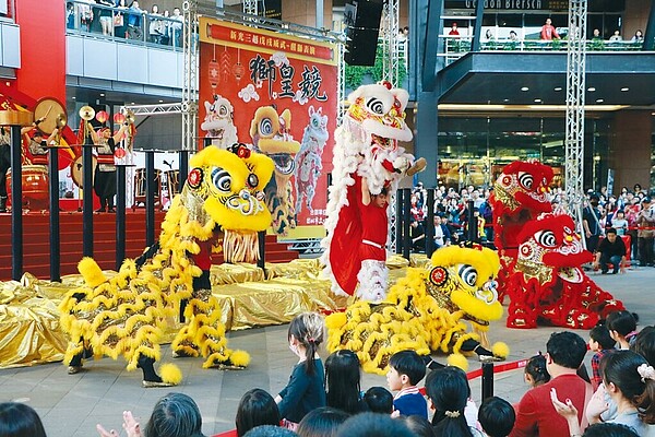 百貨搶春節走春商機,全台數百場迎春活動掀人潮,也讓大年初五的情人節訂位呈9成滿。圖/新光三越提供