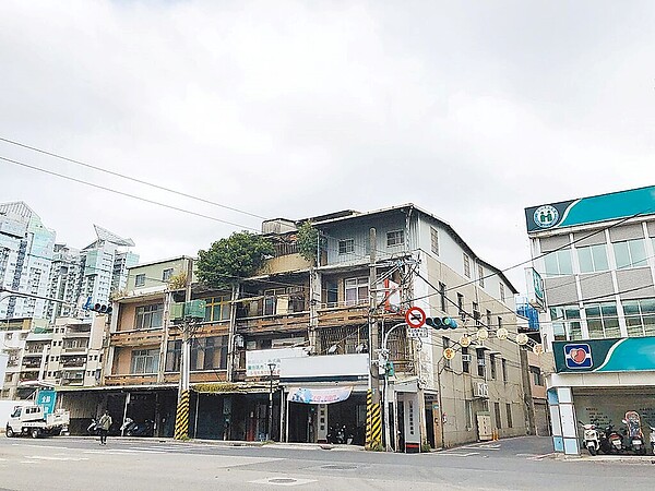 位於淡水區中正東路及竿蓁二街交叉口的2層樓老舊住宅社區，為新北市2024年核定公告的第1件都市更新案。圖／新北市城鄉局提供