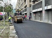 花蓮青年住宅地磚凸起易絆倒行人　縣府助鋪設柏油路