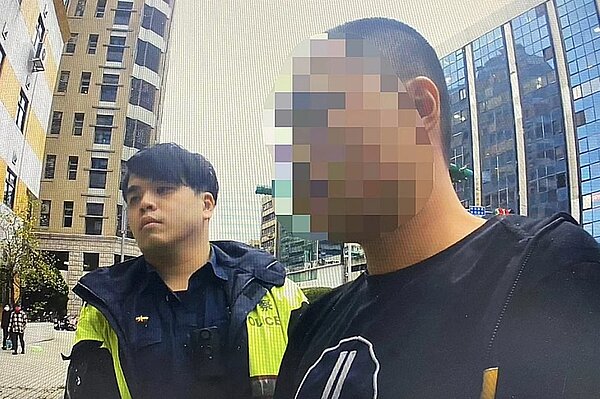 員警到場時黃男持續咆哮、嘗試衝進消防隊，卻衝撞員警，遭施以保護管束。記者李隆揆／翻攝
