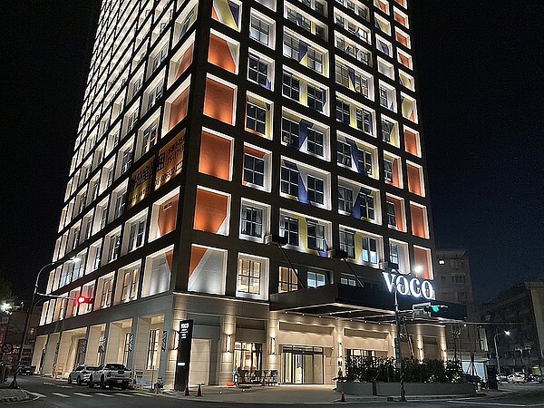 嘉義「101」大樓、麗寶集團旗下福容大飯店「嘉義福容voco酒店」,與國際知名品牌洲際酒店集團攜手,擁有33層樓、370間客房,年節前招商、招募人才,租金每坪平均千元,商界熱絡。圖/福容大飯店提供