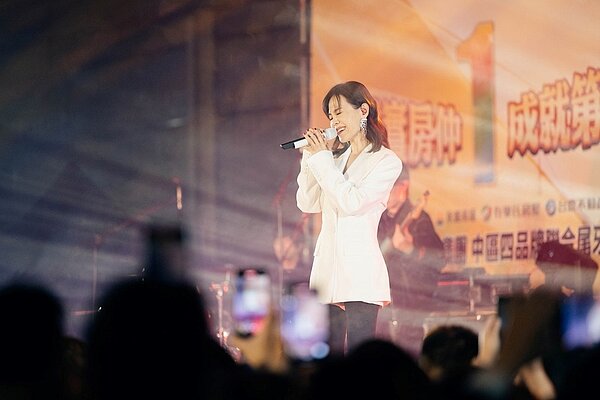 金曲歌后彭佳慧現身永慶加盟四品牌中區尾牙,展現超強唱功。圖/永慶房產集團提供