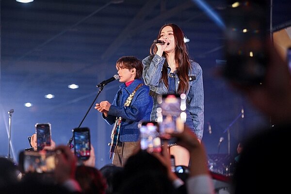 近來人氣爆棚的告五人,也出席永慶加盟四品牌中區尾牙。圖/永慶房產集團提供