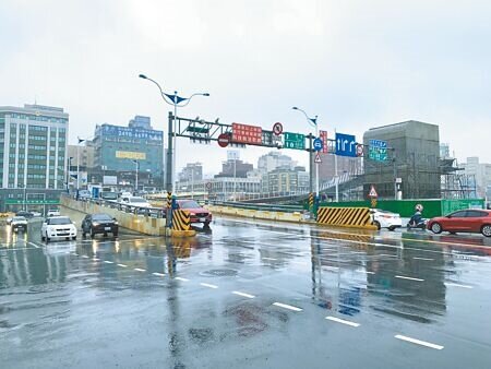 基隆市區往來國道1號的重要幹道中正高架橋，經定期檢查發現數處橋面版損傷數值超出標準，原定去年底整修，因連日下雨停擺。基市府考量遇到跨年、農曆春節旅遊車潮，工務處7日宣布延到2月18日到25日晚間封閉施工，提醒用路人配合改道。（徐佑昇攝）
