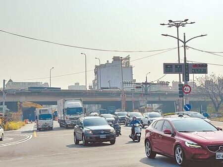 從國道1號仁德交流道下匝道汽車與直行在中山路的機車形成交織，險象環生，平均每年超過50起車禍事故。（曹婷婷攝）