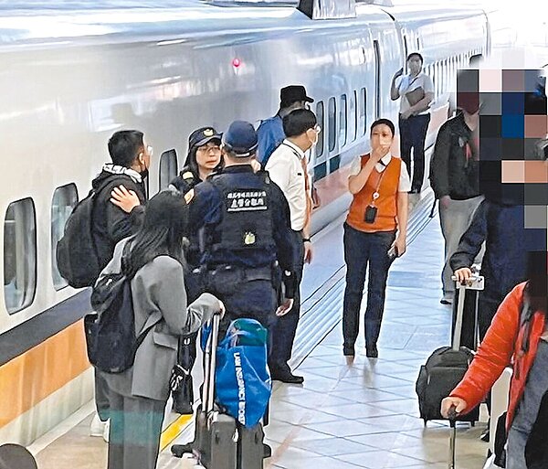 高鐵1233次列車7日下午剛抵達新左營站時，有旅客持刀、辣椒水發生肢體衝突，造成受害男子眼睛被辣椒水噴到受傷，其他旅客見狀紛紛逃竄。（民眾提供／任義宇高雄傳真）
