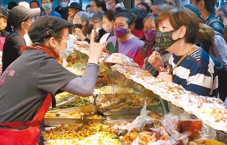 行政院主計總處6日公布1月消費者物價指數(CPI)年增率1.79%,而扣除蔬果和能源後的核心CPI年增為1.64%,創下去年7月以來新低,圖為農曆年節將至,大批民眾到北市南門市場購買年菜。(趙雙傑攝)