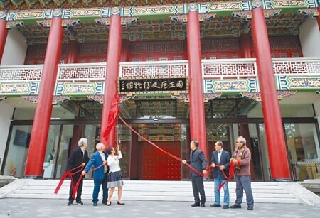 國立歷史博物館7日舉辦「在這裡,與大家相遇」揭牌儀式,史博館館長王長華(左三)、文化部長史哲(右三)與專家一起揭牌,並共同開啟史博館紅色正門,象徵史博館宣告開館。(劉宗龍攝)