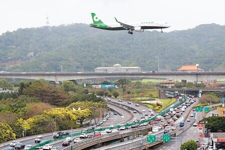 7日是新春連續假期前最後一天上班日，午後開始湧現南下返鄉車潮，國道1號、國道3號等部分路段甚至出現嚴重塞車紫爆燈號。圖為台北市建國高架道路銜接國道1號，南下車輛回堵至高架橋上。（黃世麒攝）