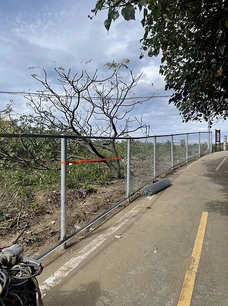 沙崙里長彭瑀筑近日發現沙灘出入口正在加蓋圍籬，阻擋車、馬進入。圖／彭瑀筑提供