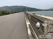 阿公店水庫大壩 全數拆除　遊客抱怨視線差、險象環生