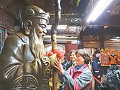 拜好拜滿！龍年祈求事業順利財運滾滾來　教你怎麼拜財神爺