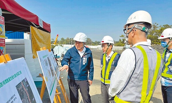 高雄市啟動翠華路1.35公里路段拓寬工程，來因應日漸壅擠的左楠間交通，副市長林欽榮（左）7日前往視察，預計在今年底完工。（高雄市工務局提供／任義宇高雄傳真）