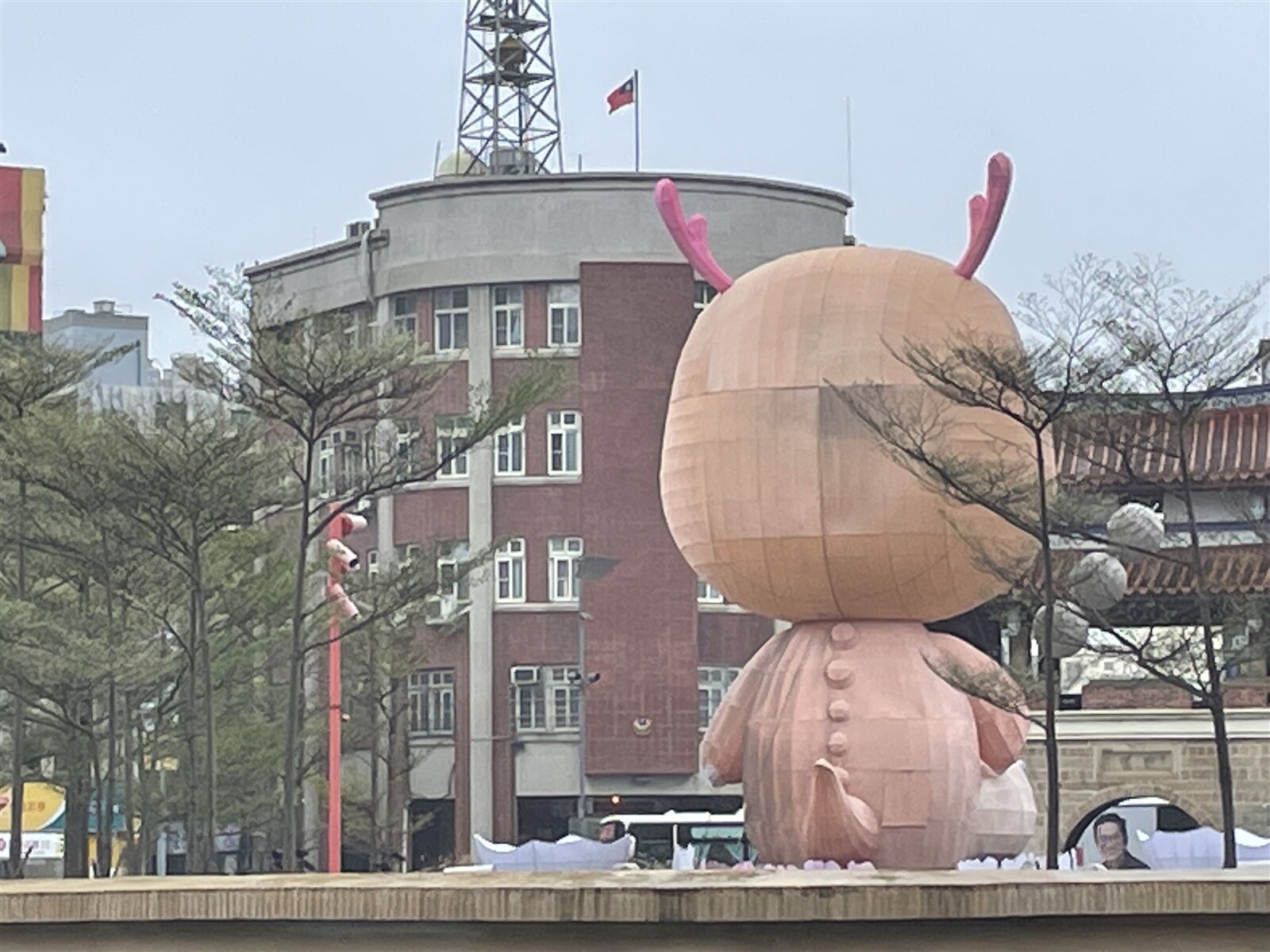 新竹市燈會龍年主燈「福氣龍好」白天可見多處疑似黑影髒汙，市府解釋是材質問題。記者張裕珍／攝影 