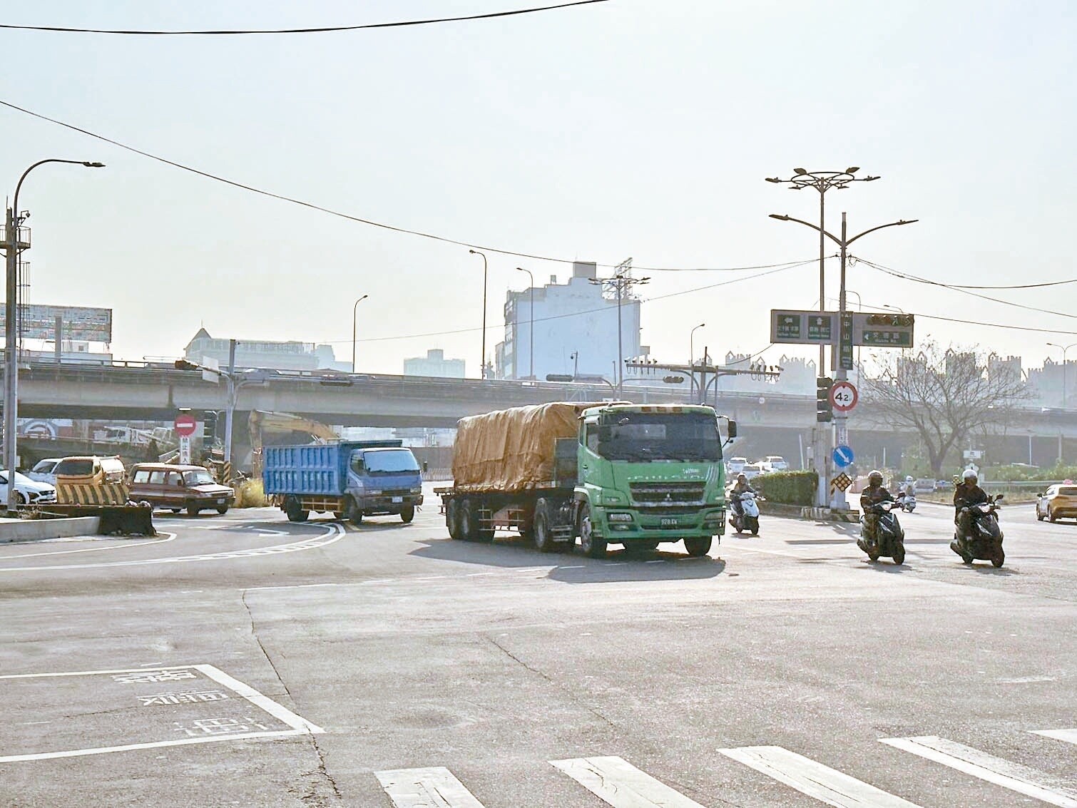 國道1號仁德交流道的南下匝道，進入中山路西向時，車流量大、汽機車車流交織險象環生，成為易肇事路段。記者李文德／攝影 