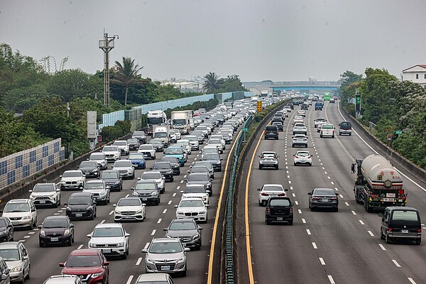 午後國道出現車潮，主要是北部南向路段，多處車速不到40公里。國道示意圖。本報資料照片 