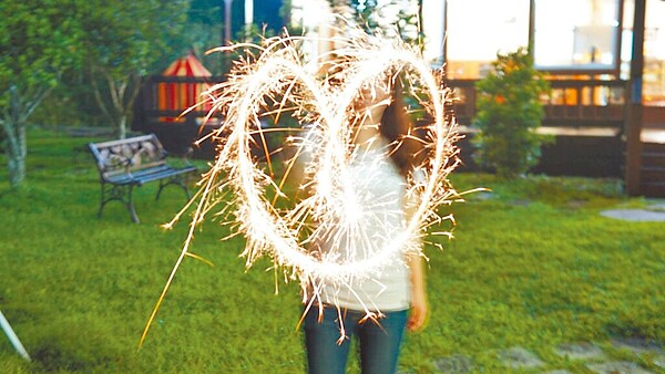 桃園市消防局提醒，春節期間不得於上午8時前、晚間10時後施放飛行類、升空類、摔炮類的煙火，屢勸不聽者，可開罰3至15萬元罰鍰。（賴佑維攝）