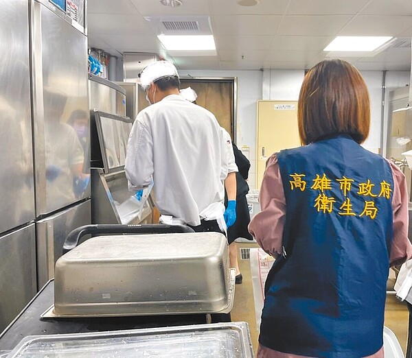 高雄夢時代內的饗食天堂疑發生食物中毒案件，高雄市衛生局表示，3日接獲小港醫院就醫通報，當天即派員到場稽查。（高雄市衛生局提供）