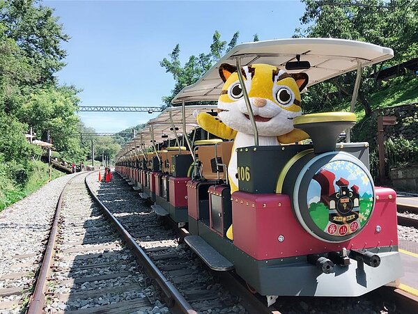 苗栗縣政府與民間企業合作推動鐵道自行車。(苗栗縣政府提供/李京昇苗栗傳真)