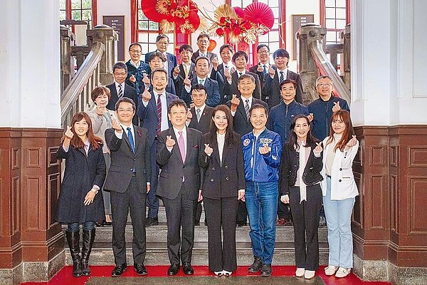 日本熊本市長大西一史(前排左三)日前拜會新竹市長高虹安(前排右四),並透露熊本台積電2廠就快開幕了。(新竹市政府提供/陳育賢新竹傳真)