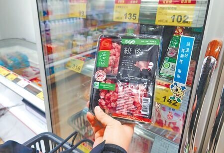 農業部表示,8日再完成台糖所有在養肉豬場飼料及飼料廠檢測結果95件,及肉品市場豬毛檢體檢測結果80件,皆未檢出乙型受體素,強調國產豬肉衛生安全無虞。圖為坊間超市販售的台糖安心豚相關豬肉產品。(黃世麒攝)