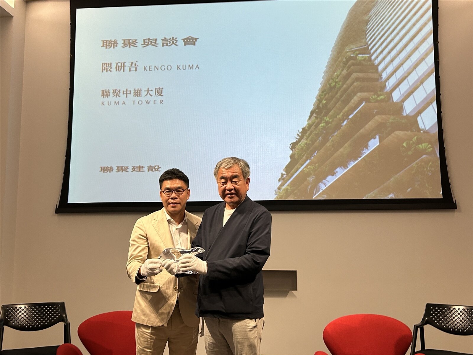 日本知名建築師隈研吾（右）分享「聯聚中維大廈Kuma Tower」建築理念，左為聯聚創辦人江韋侖。聯合報系資料照 