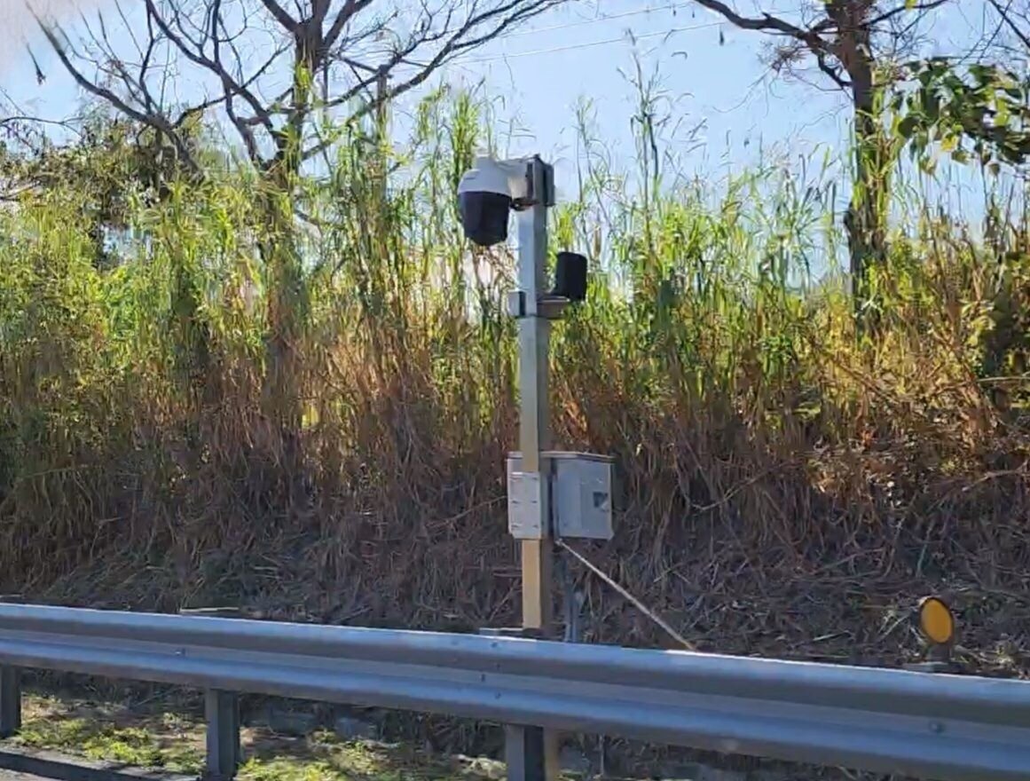 國道6號約14K處雙冬段近期新增科技設備引發熱議,高公局證實是由其設置監測橋梁變位,未來可用來取締重車超載。記者賴香珊/攝影