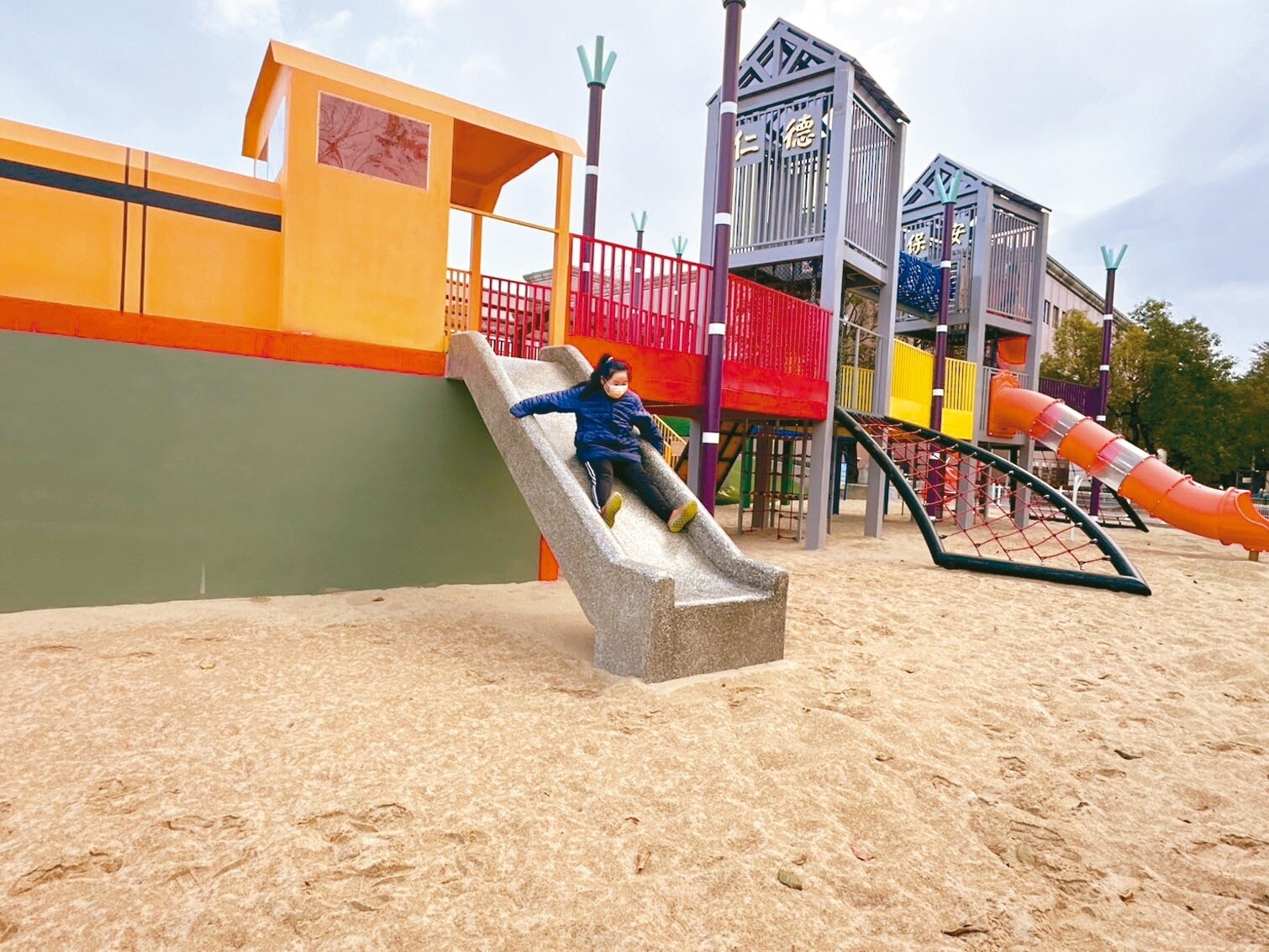 台南市仁德運動公園遊具區昨天重新啟用，一大早就有家長帶孩子搶頭香遊玩。記者李文德／攝影 