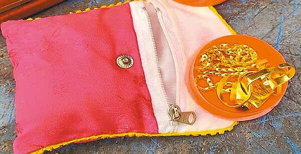 台中市環保局清潔隊8日表示,曾在拆解民眾丟棄的大型家具時拾獲重58公克的金飾,提醒民眾丟棄前一定要檢查。(環保局提供/張亦惠台中傳真)