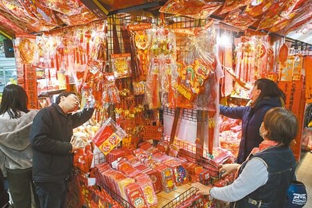 8日是小年夜，台北南門市場湧入許多民眾購物，店家擺出各式各樣的春聯，供消費者挑選，採買年貨過好年。（鄧博仁攝）