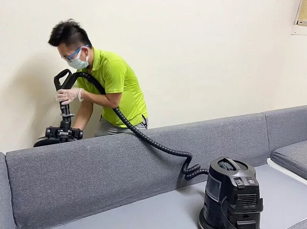 過年前夕家事清潔及大型家電清潔格外熱門,這幾年創業投入清潔產業的微型團隊越來越多。圖/除塵蟎夫妻提供
