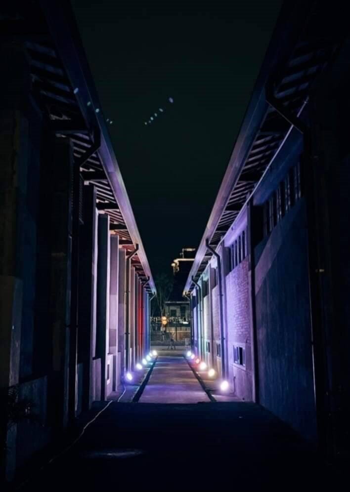 中興文創園區的老舊建築物,打燈之後很好拍。記者戴永華/攝影