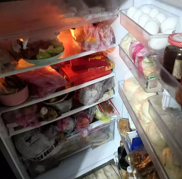 呂秋遠PO出老家的冰箱塞滿食物的照片,引起網友共鳴。圖/取自呂秋遠臉書