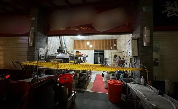 台南市東區生產路除夕夜（2月9日）發生凶殺案，鄭姓男子夥同胞兄前往東區燒烤店尋仇，反遭店家刺殺，送醫不治，警方已逮捕3人將送辦。圖／台南市警局提供