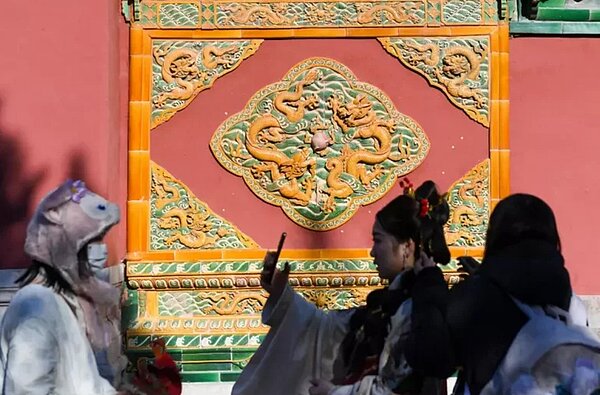 龍在中國是吉祥、尊貴的象徵,圖為北京海公園一面以龍為造型的照壁。圖/新華社