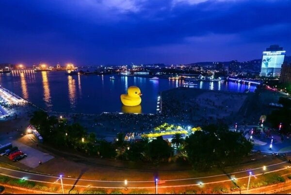 隨著黃色小鴨回歸所舉辦的「2024 Kaohsiung Wonderland 冬日遊樂園」，期盼能夠成為每位旅客心目中的夢想仙境。圖／2024高雄燈會官方臉書
