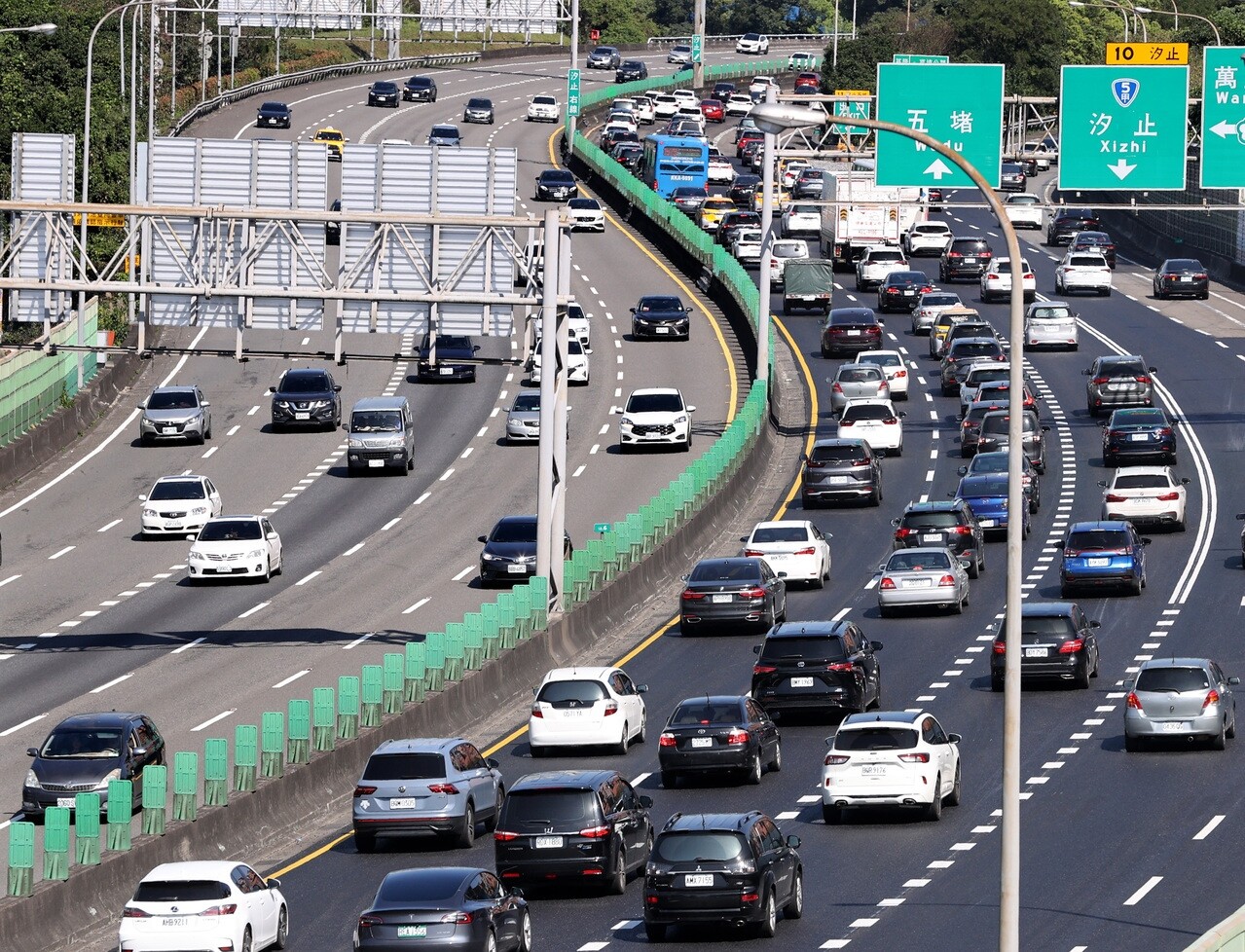 大年初三是北向交通量最大的一天。圖為國道車潮示意圖。記者林澔一/攝影