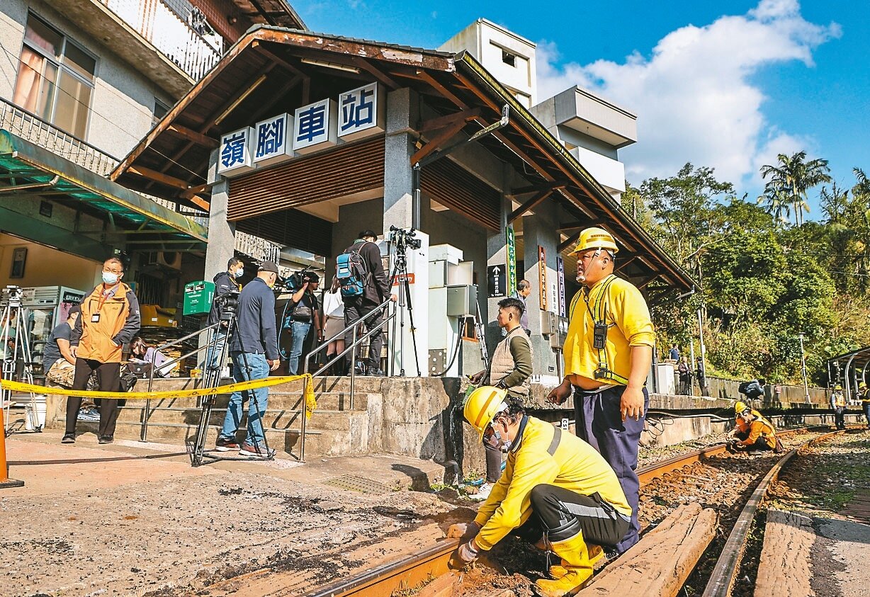 平溪線搶修中 台鐵嶺腳站昨發生出軌事故,台鐵工程人員檢查軌道受損狀況,平溪線中斷。記者曾原信/攝影