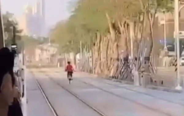 民眾昨天在高雄輕軌C20台鐵美術館站，拍下有單車騎士竟然把輕軌軌道當作單車道騎上去。圖／取自記者爆料網
