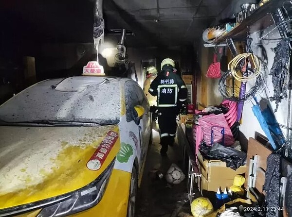 新竹縣新埔鎮和平街,昨天晚間11時許發生火警意外,一棟民宅透天疑似因爆竹煙火餘燼引燃屋內家具雜物,導致起火燃燒。圖/新竹縣消防局提供