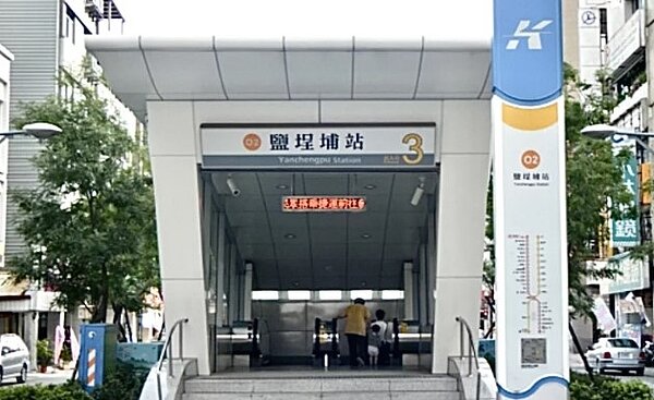 高捷鹽埕埔站發生監視器掉落砸傷婦人事件。圖/記者蔡世偉翻攝