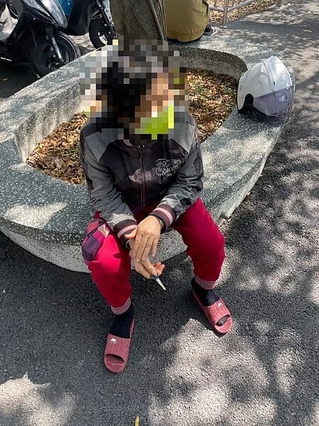 75歲蔡婦年初一獨自騎機車外出尋找兒時回憶卻迷路，所幸隔日警方順利尋回。圖／高雄市湖內分局提供
