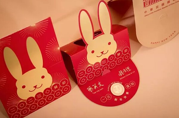 過年期間，總統、副總統、縣市首長或宮廟都會發放專屬的福袋、小紅包，許多內附一元硬幣，象徵「一元復始」，因限量常讓民眾排隊領取收藏。圖／總統府提供
