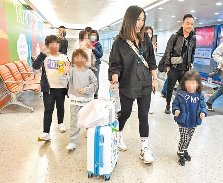 台灣旅客到越南富國島遊玩慘遭丟包，13日傍晚已有部分旅客先搭機返台，圖為跟團的民眾，因行程問題多，已決定向旅行社求償。（陳麒全攝）