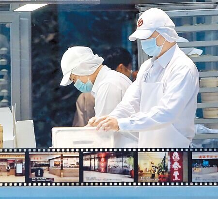 台灣的政策長期側重於科技業、輕忽服務業。圖為餐飲人員忙著手中工作。（本報資料照片）