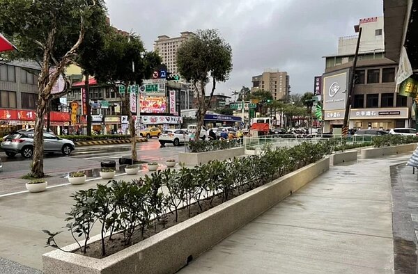 桃園市桃園區三民、中正路口長達30年的違建被查出,市府鑑界之後,整平公有土地,未來將有YouBike 2.0進駐(圖為拆除後情況)。圖/桃園市政府提供