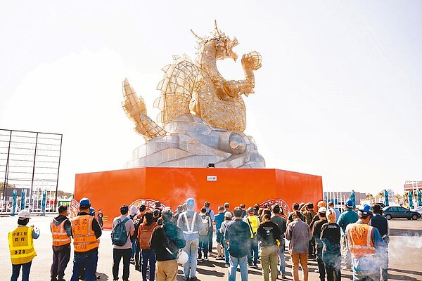 2024台灣燈會高鐵燈區的燈會主燈「龍來台灣」,過年前已完成吊掛組裝,13日開工後將展開一系列的燈光與展演測試,以便如期如質於2月24日元宵節亮相。圖/南市府觀光旅遊局提供