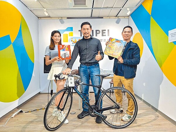 台北市體育局宣布「U-Sport台北樂運動」升級計畫,今年預計要發放4萬份1500元運動抵用金,可用於折抵入場費、場地租借、購買課程。圖為體育局長王泓翔(中)展示去年U-Sport計畫首波抽獎獎品。圖/台北市體育局提供