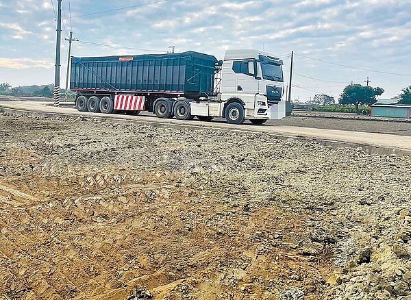 彰化縣警局北斗警分局成功派出所日前查獲俗稱「大牛」的聯結曳引車載運棄土至農田濫倒，肥沃良田成了棄土天堂。圖／警方提供
