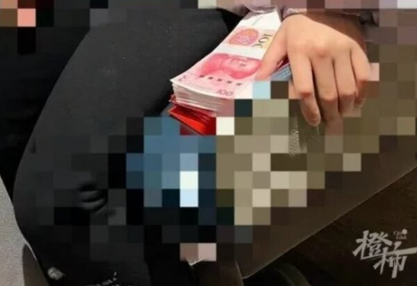 杭州一名小學三年級女孩身旁，擺放著厚厚一疊百元鈔票，全是她收到的壓歲錢，這張照片驚到不少網友。圖／取材自橙柿互動
